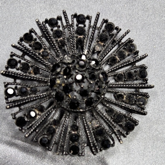 Elegant Black Brooch - Picture 3 of 3